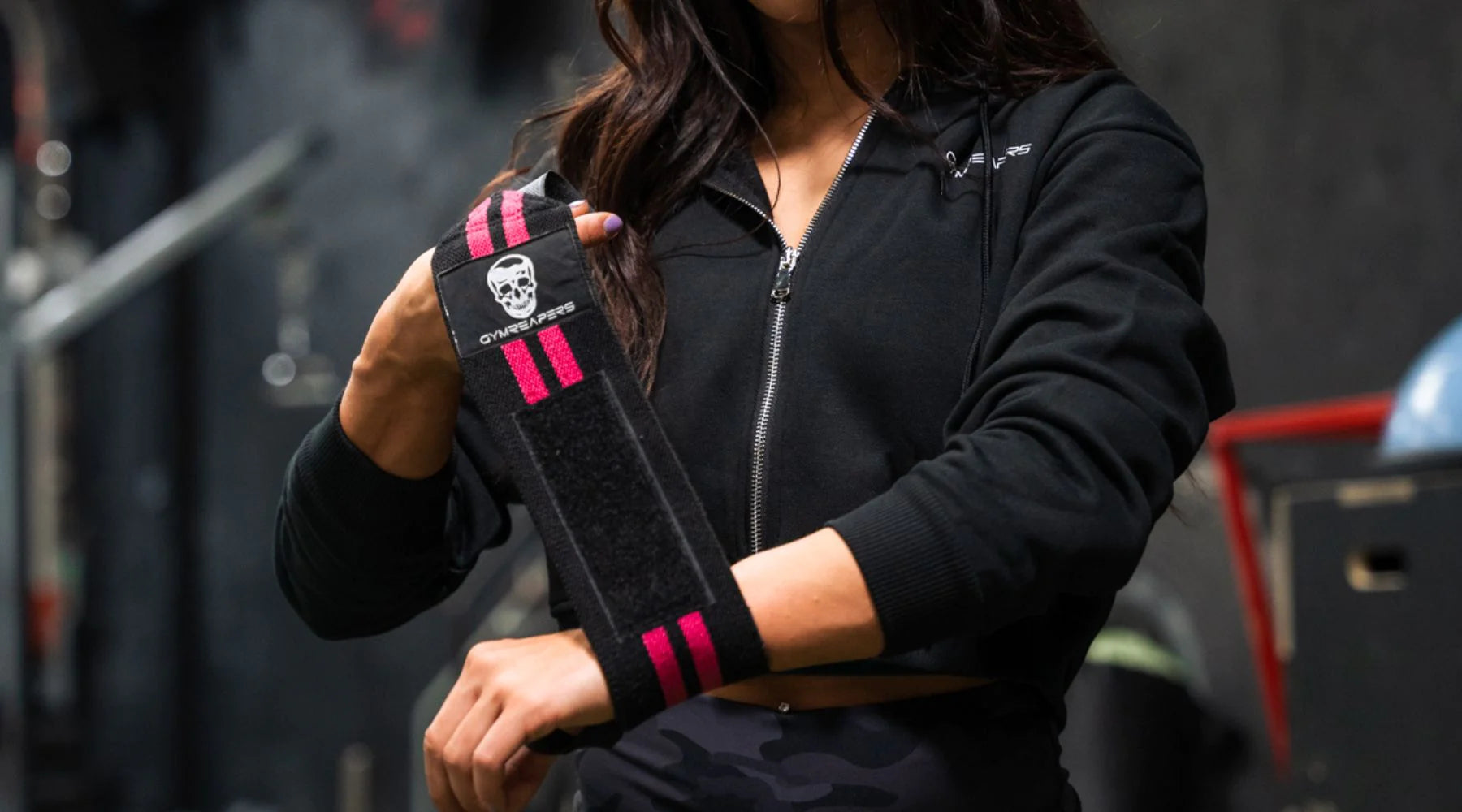 http://www.gymreapers.com/cdn/shop/articles/how_to_put_on_wrist_wraps_the_proper_way.webp?v=1677770259&width=2048
