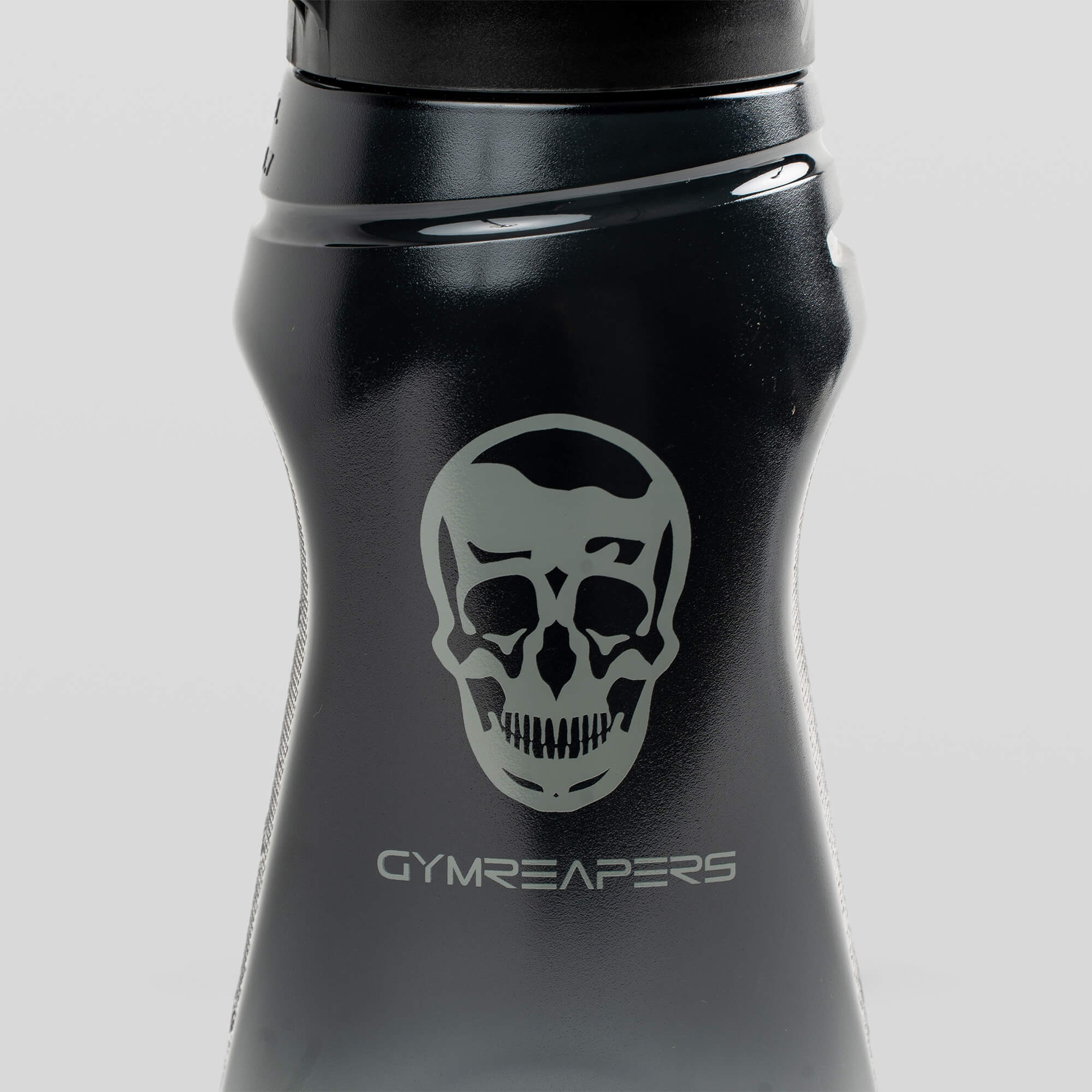 64 oz sport shaker logo detail